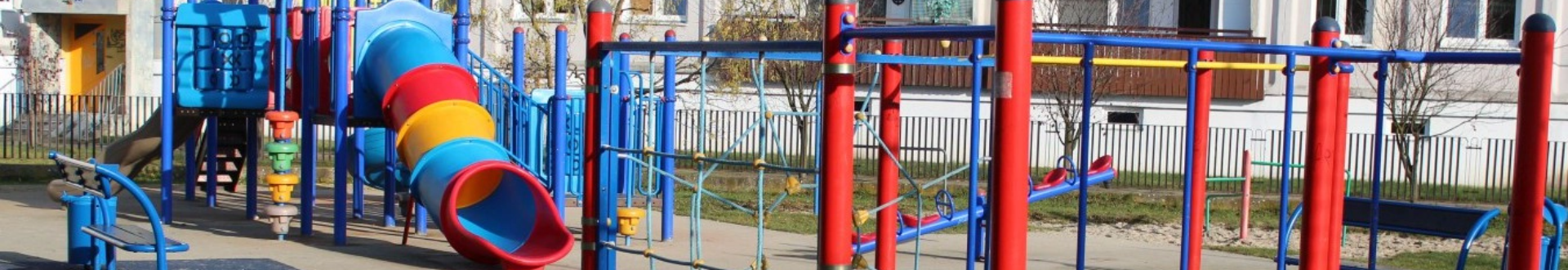 Baner wizerunkowy top Publicznej Szkoły Podstawowej nr 3 im. B. Prusa w Jelczu - Laskowicach, na zdjęciu plac zabaw na boisku szkolnym